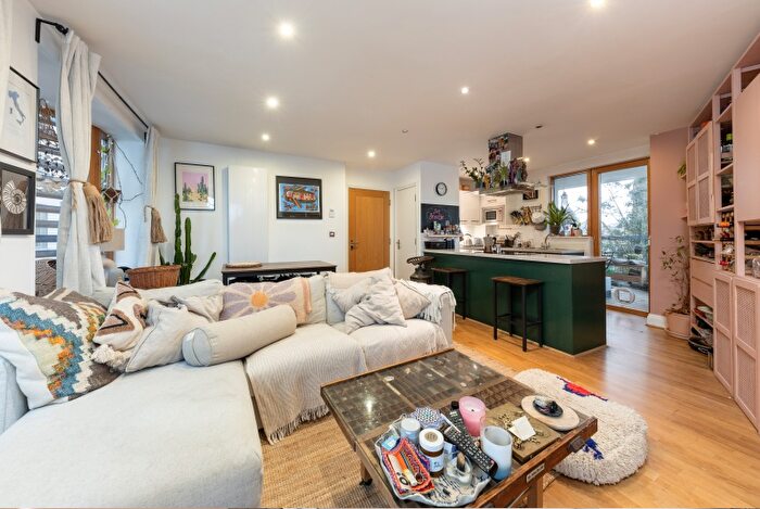 2 Bedroom Flat To Rent In Lea Bridge Road, London, E5