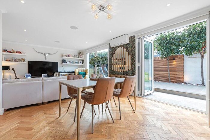 4 Bedroom Maisonette For Sale In Mildmay Street, Islington, London, N1
