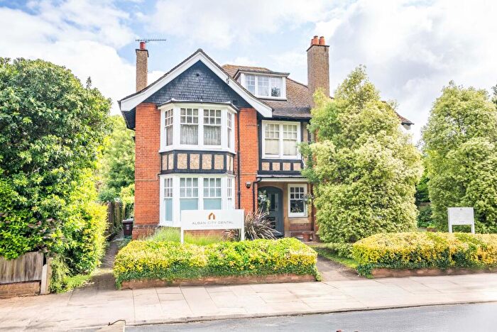 2 Bedroom Apartment To Rent In Hall Place Gardens, St Albans, Herts, AL1