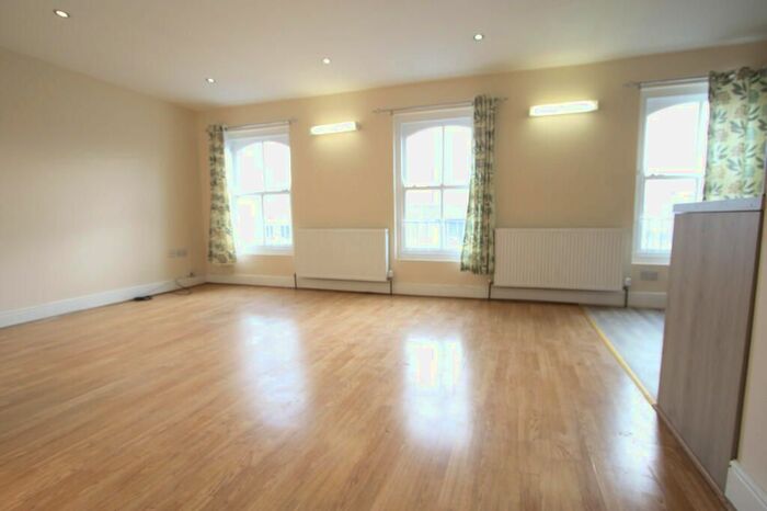 2 Bedroom Flat To Rent In Mitcham Road, London, SW17