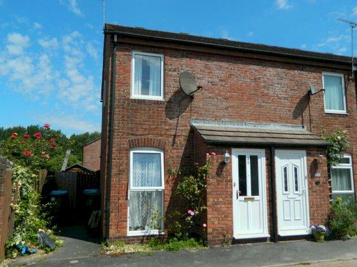 2 Bedroom House To Rent In Henderson Way, RH12