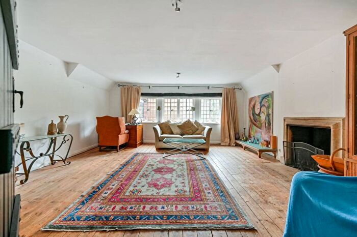 2 Bedroom Flat For Sale In Stoke Common Road, South Buckinghamshire, Slough, SL3