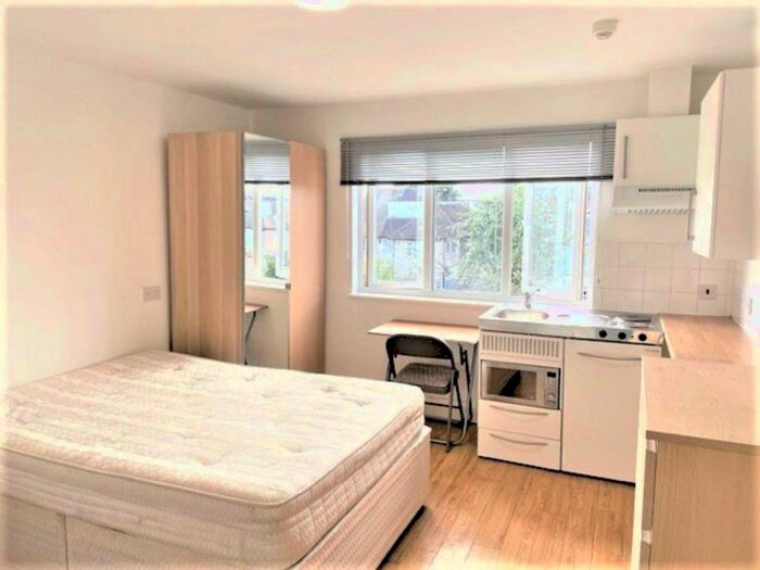 Studio To Rent In Golders Green Road, London, NW11