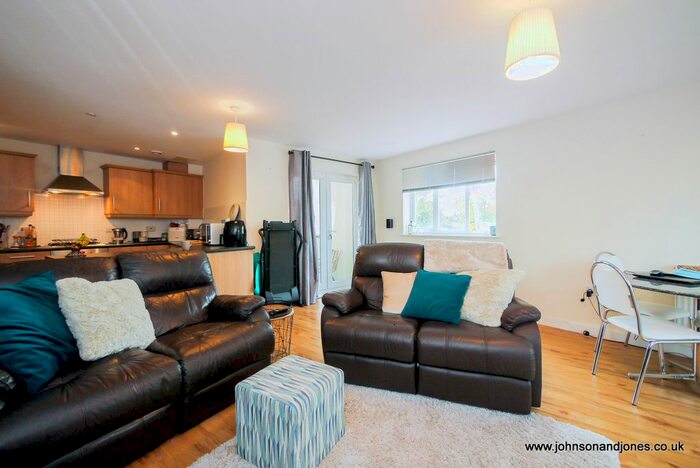 2 Bedroom Flat To Rent In Bridge Wharf, Chertsey KT16