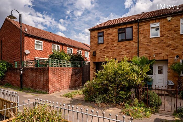 2 Bedroom End Of Terrace House For Sale In Telford Close, London, SE19