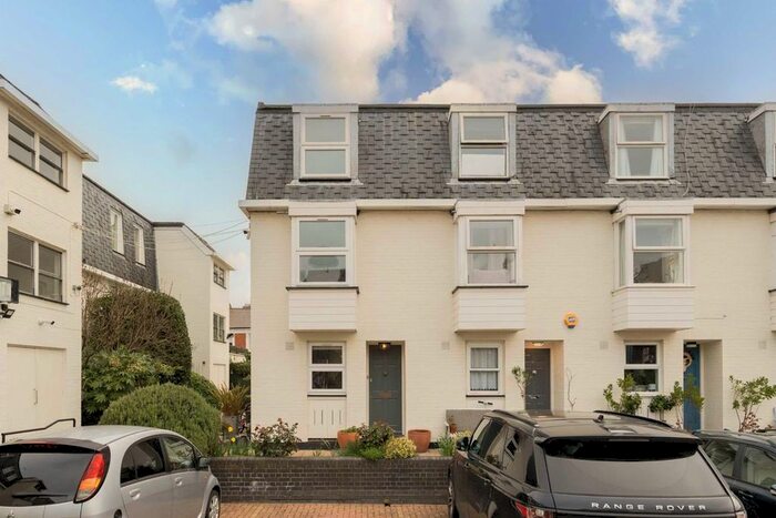 4 Bedroom Property To Rent In Pooles Lane, London, SW10