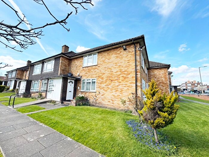 5 Bedroom Flat To Rent In St. Peter's Court, London, NW4