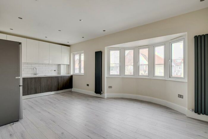 2 Bedroom Apartment To Rent In Clifton Gardens, London, NW11