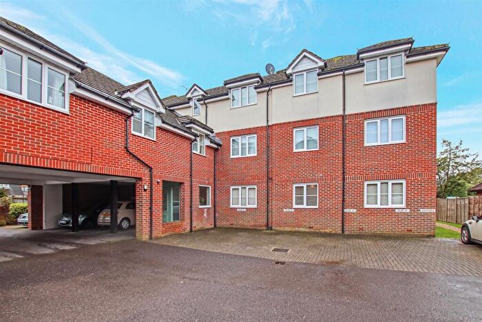 2 Bedroom Flat To Rent In West Dene Court, SO31
