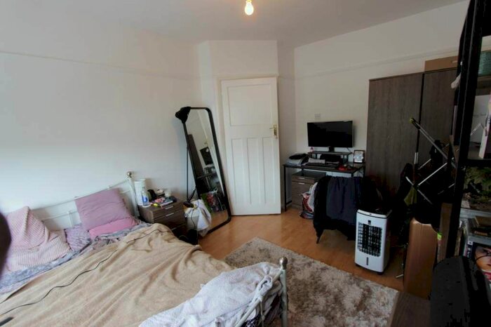 2 Bedroom Flat To Rent In High Road, London, N12