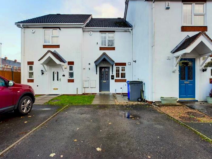 2 Bedroom Town House To Rent In Park View Close, Blurton, Stoke-on-trent, ST3