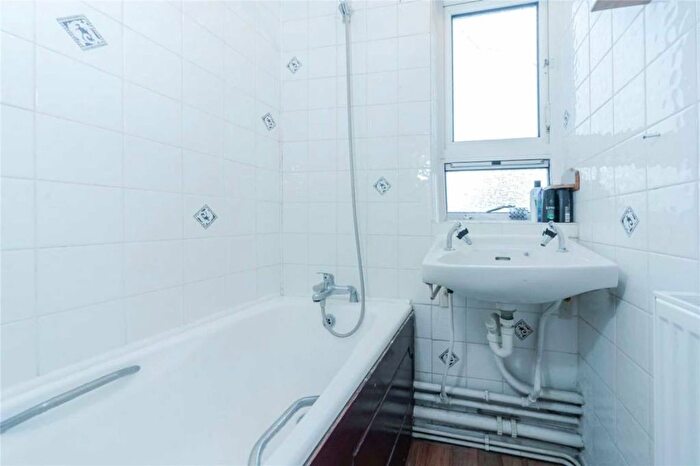 3 Bedroom Flat To Rent In Sheen Road, Richmond, TW9