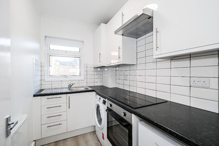1 Bedroom Flat To Rent In Halstead Road, Wanstead, E11