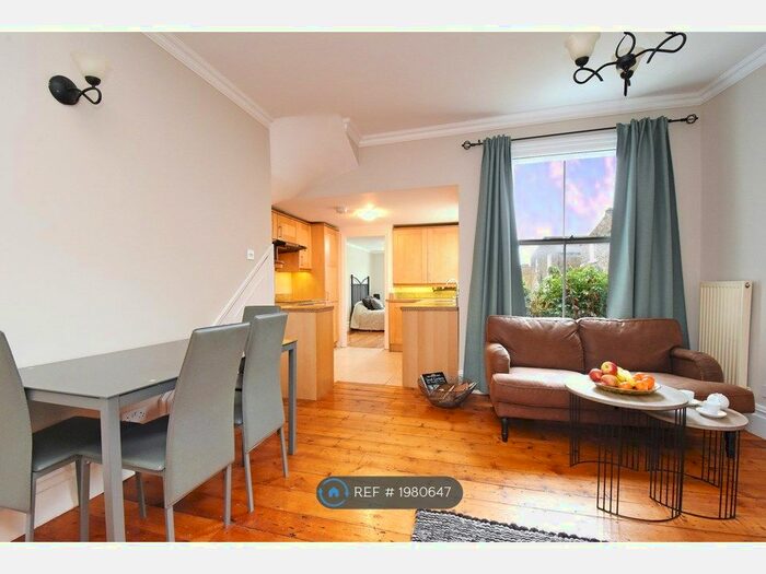 2 Bedroom Flat To Rent In Lyndhurst Grove, London, SE15