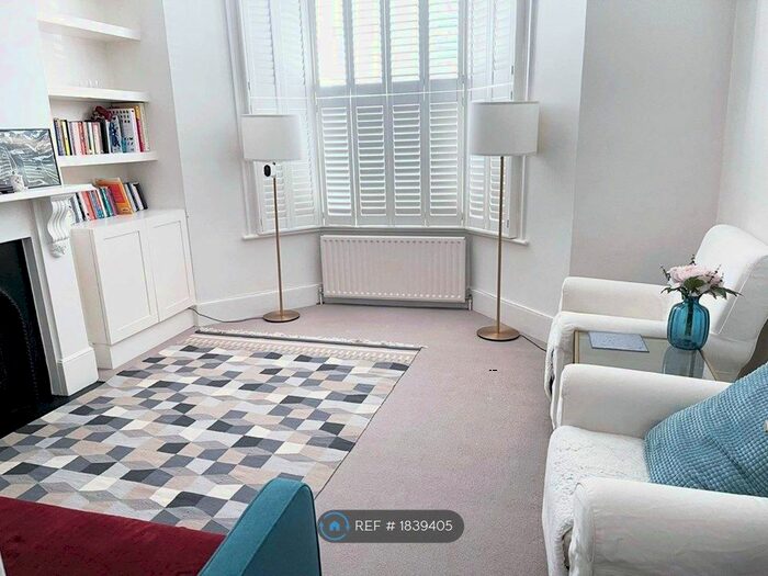 2 Bedroom Flat To Rent In Warriner Gardens, London, SW11