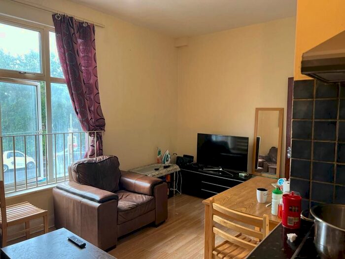 3 Bedroom Flat To Rent In High Street, Colliers Wood, London, SW19