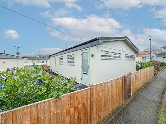 2 Bedroom Park Home For Sale In New Square, Hockley, SS5