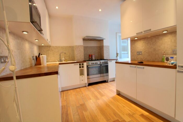 2 Bedroom Flat To Rent In Grove Lane, London, SE5