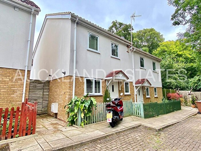 3 Bedroom Semi-Detached House For Sale In Coningsby Drive, Potters Bar, EN6