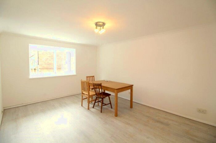 2 Bedroom Apartment To Rent In Shurland Avenue, East Barnet, EN4