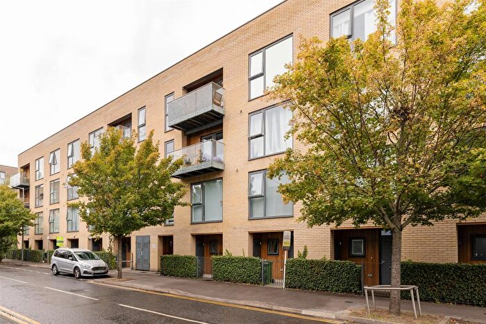 2 Bedroom Flat To Rent In Hickman Avenue, Highams Park, E4