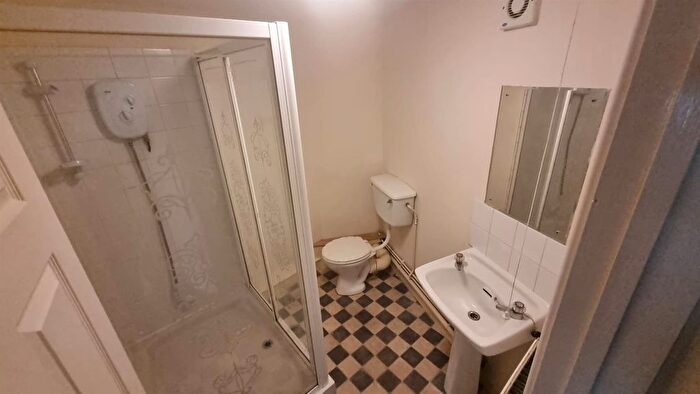 2 Bedroom Flat To Rent In Castle Back Flat, Haverfordwest, SA61