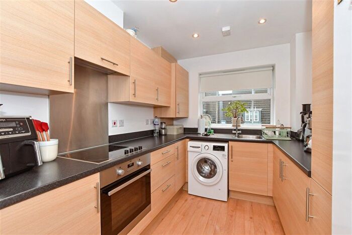2 Bedroom Flat For Sale In Hawkes Way, Maidstone, Kent, ME15