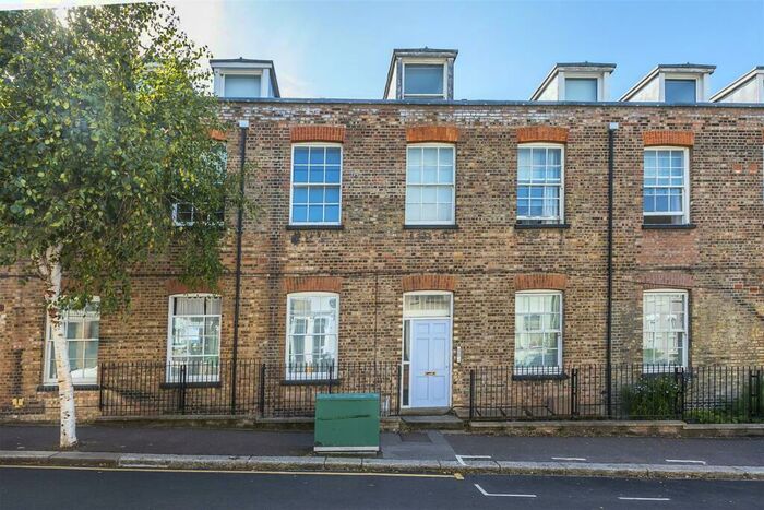 2 Bedroom Flat To Rent In St. Mary Road, Walthamstow, London, E17