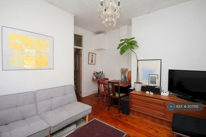 3 Bedroom Flat To Rent In Carlton Mansions, London, N16