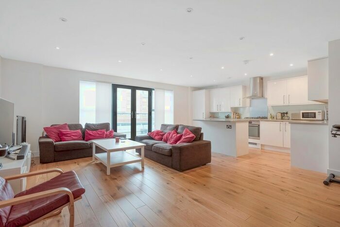 2 Bedroom Flat To Rent In Berkeley Court, Masons Hill, Bromley, BR2