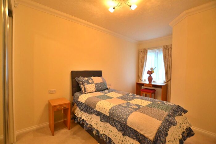 1 Bedroom Flat For Sale In Russell Lodge, Fleet, GU51