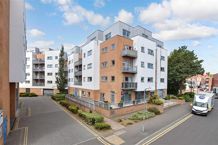 2 Bedroom Flat For Sale In Sovereign Way, Tonbridge, Kent, TN9