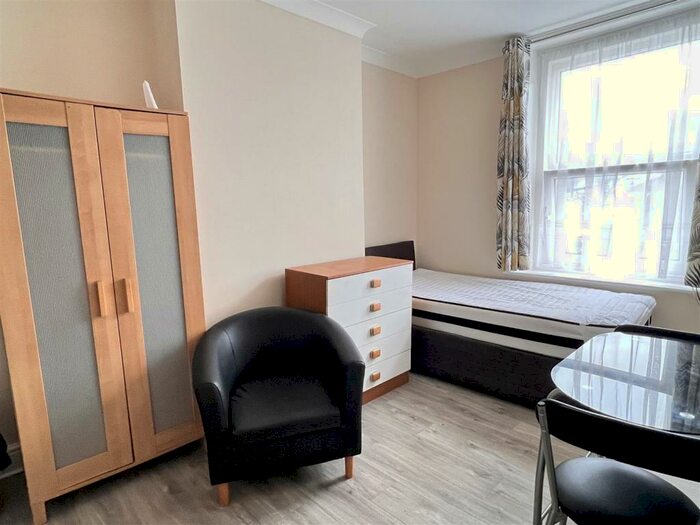 Studio To Rent In Devizes Road, Swindon, SN1