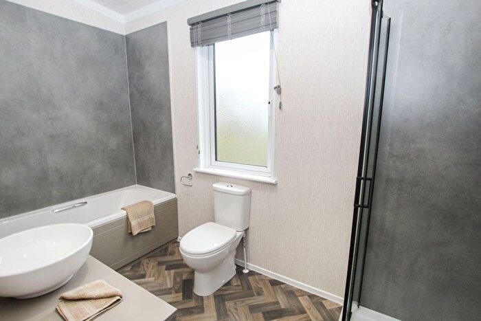 2 Bedroom Bungalow For Sale In Lodge - Chertsey Lane, Staines-Upon-Thames, TW18