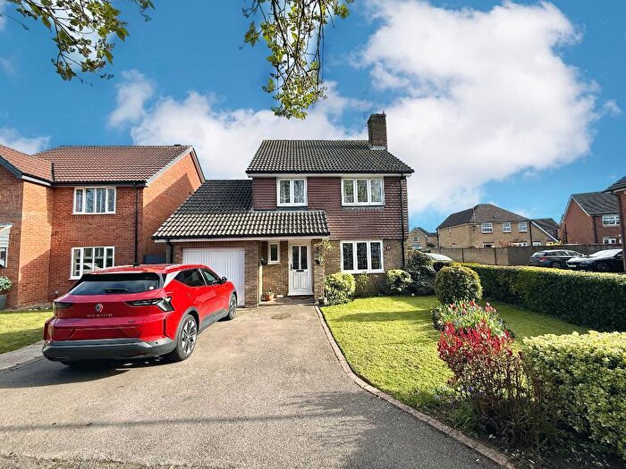 4 Bedroom Detached House For Sale In Holford Way, Barton Hills, Luton, Bedfordshire, LU3