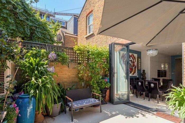 5 Bedroom Property To Rent In First Avenue, London, W3
