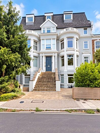 3 Bedroom Flat To Rent In Ravensbourne Park Crescent, London, SE6