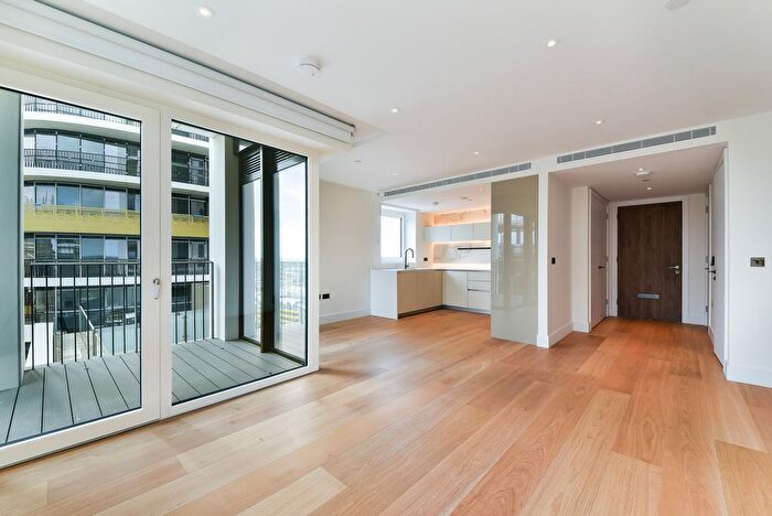 3 Bedroom Flat To Rent In White City Living, London, W12