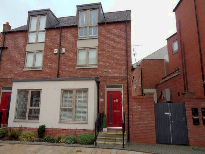 3 Bedroom End Of Terrace House To Rent In Scotts Square, Hull, HU1