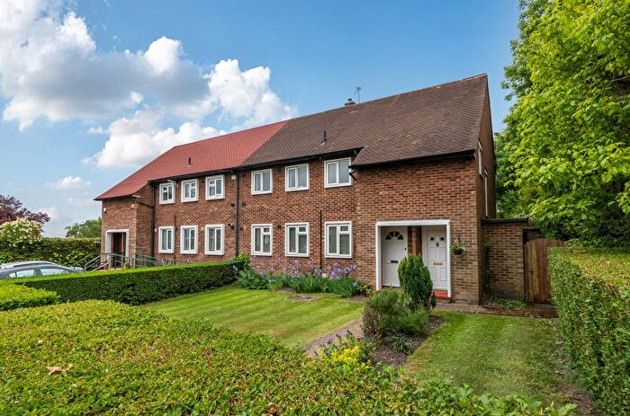 3 Bedroom Maisonette For Sale In East View, Hadley Green, EN5