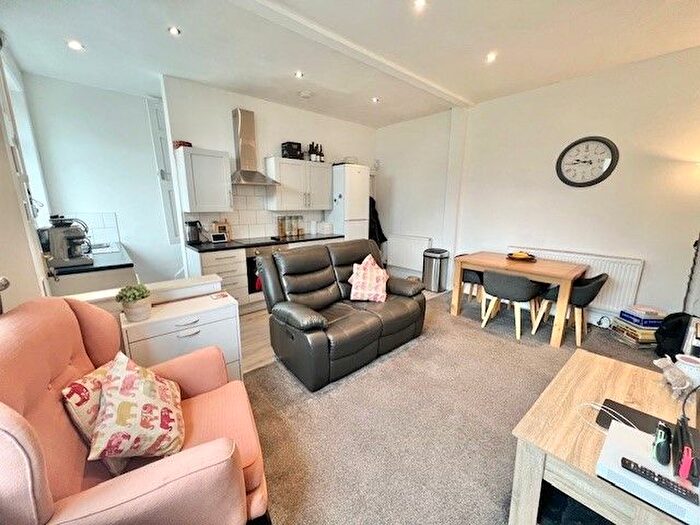 2 Bedroom Property To Rent In East Park Road, Halifax, HX3