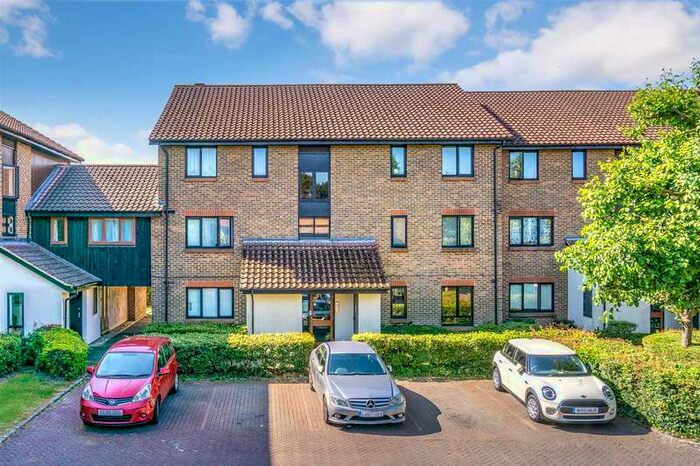 2 Bedroom Flat To Rent In Whitecroft, Horley, RH6