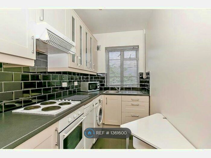 2 Bedroom Flat To Rent In West Kensington Court, London, W14