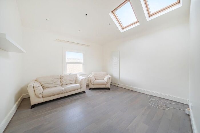 2 Bedroom Flat To Rent In Earlsfield Road, London, SW18