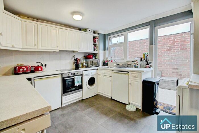 2 Bedroom Apartment For Sale In Yarningale Road, Coventry, CV3