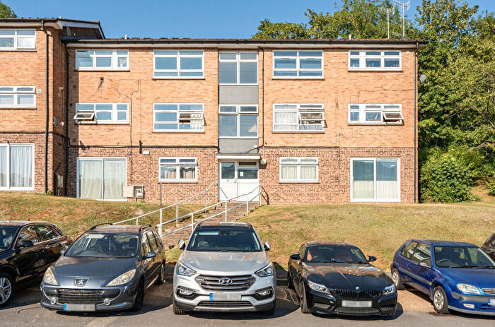 2 Bedroom Apartment For Sale In Edgeworth Close, Whyteleafe, Surrey, CR3