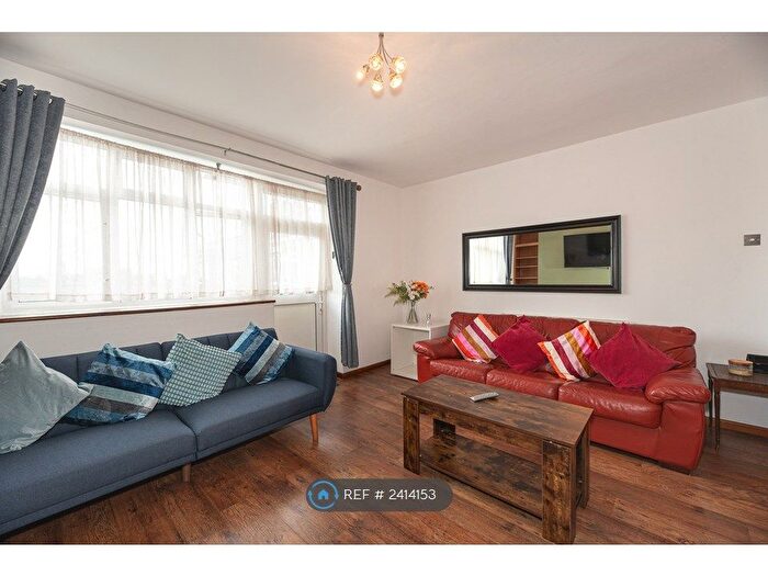 2 Bedroom Flat To Rent In Beech House, London, SE16