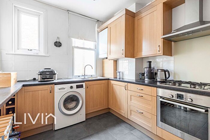 1 Bedroom Flat For Sale In South Norwood Hill, London, SE25