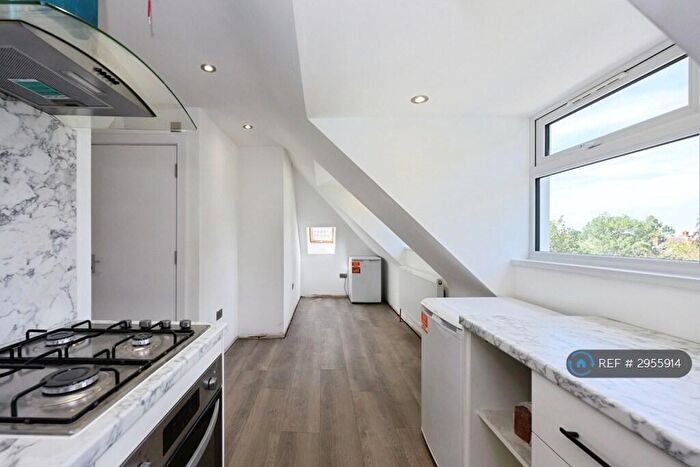 2 Bedroom Flat To Rent In Windmill Lane, Epsom, KT17