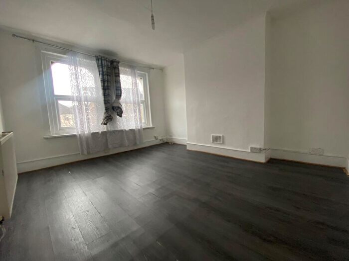 3 Bedroom Flat To Rent In Gillmore Road, London, SE13